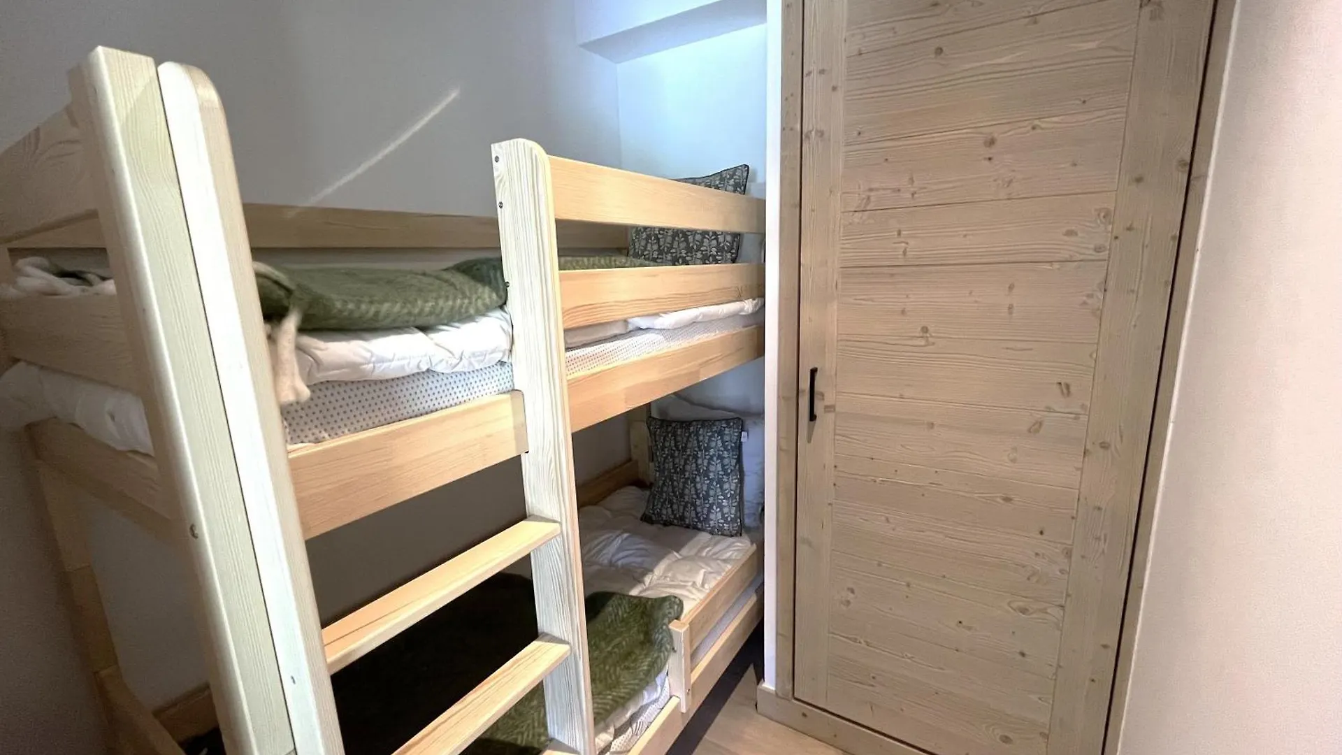 Residence Phoenix B By Leavetown Vacations contacts